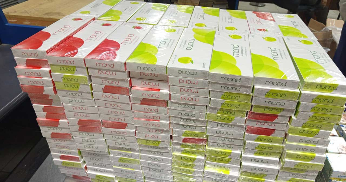 চট্টগ্রাম বিমানবন্দরে বিপুল পরিমাণ সিগারেট ও ১৫টি মোবাইল জব্দ