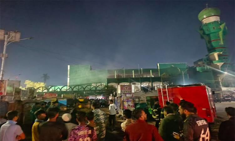 খুলনার বাইতুন নূর শপিং সেন্টারে ভয়াবহ অগ্নিকাণ্ড 