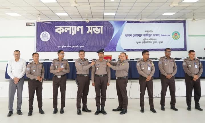 খুলনায় পুলিশ সদস্যদের র‌্যাংক ব্যাজ পরালেন কমিশনার