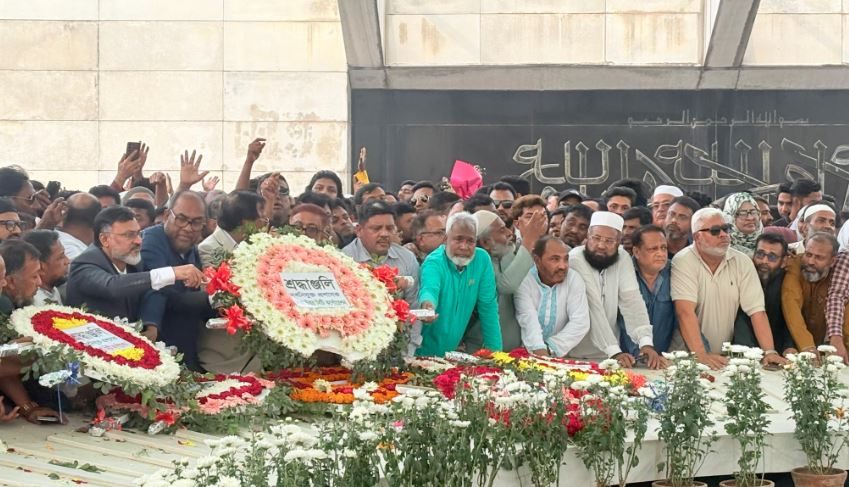 শহীদ জিয়া ও বেগম জিয়ার কবরে ডিএনসিসি প্রশাসকের শ্রদ্ধা