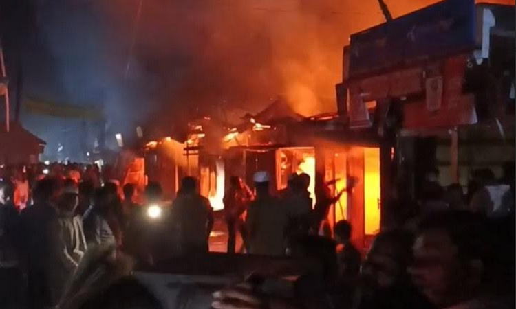 লক্ষ্মীপুরে গ্যাস সিলিন্ডার বিস্ফোরণে পুড়ে গেছে ব্যবসা-প্রতিষ্ঠান