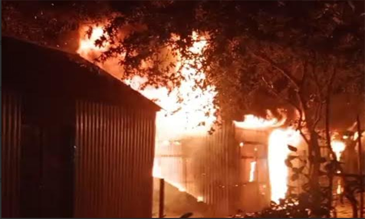 অষ্টগ্রামে অগ্নিকাণ্ডে দুই বসতঘর পুড়ে ছাই, দগ্ধ এক শিশু 