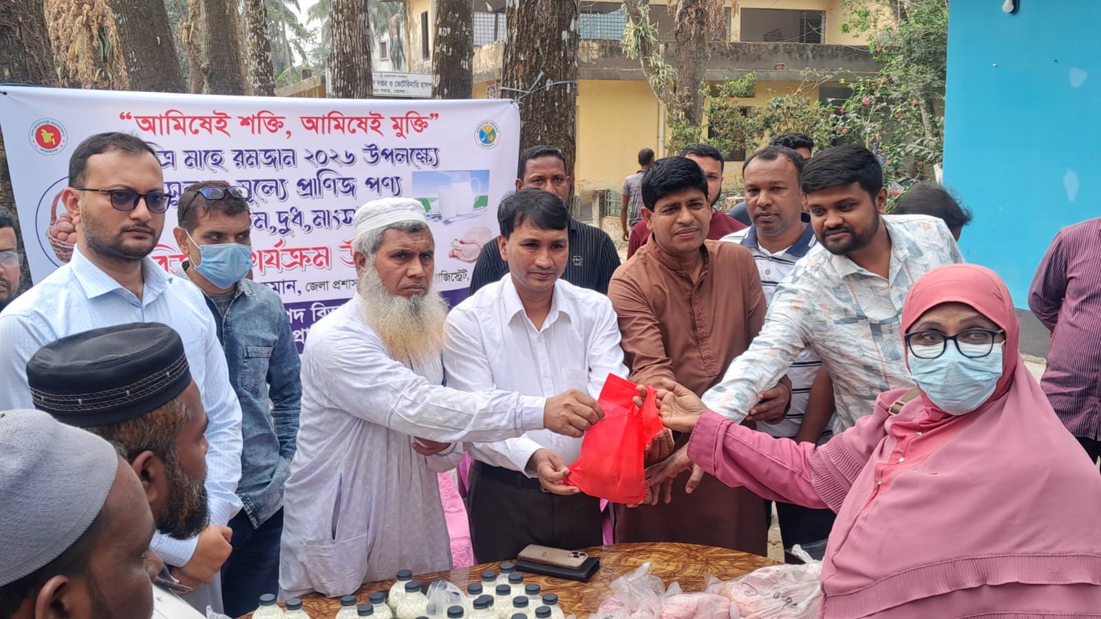 ভোলায় রমজান উপলক্ষে ন্যায্যমূল্যে দুধ, ডিম ও মুরগির মাংস বিক্রি শুরু 