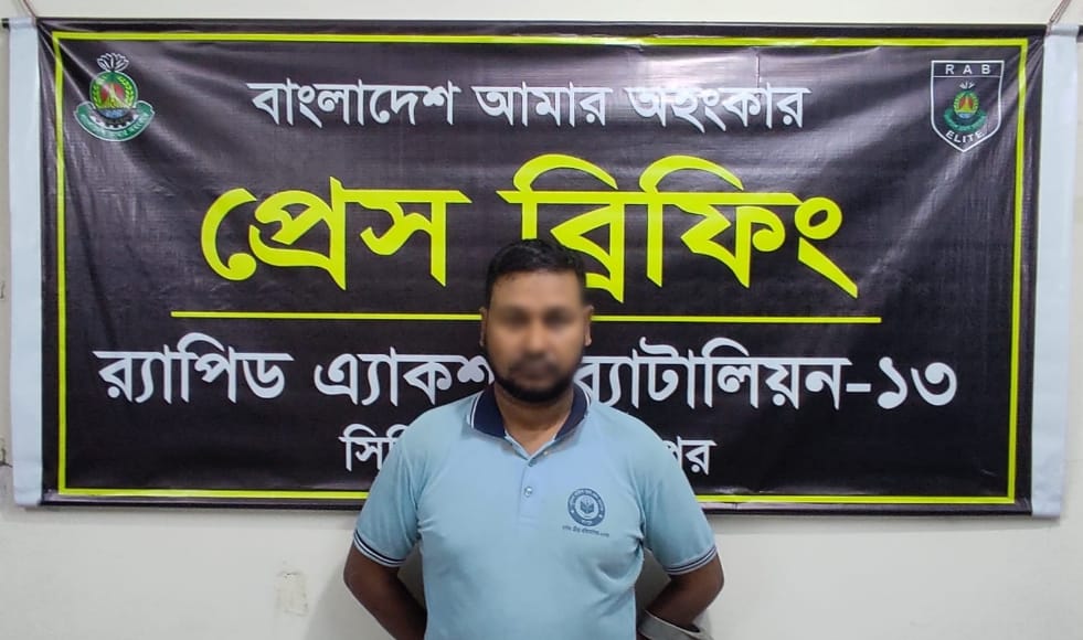 দিনাজপুরে মাদক কারবারি আটক 