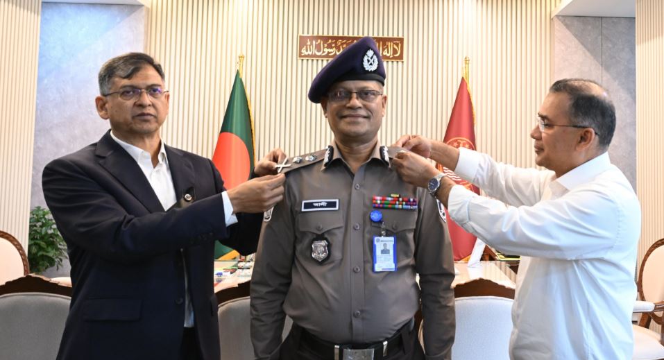 নতুন আইজিপির র‌্যাঙ্ক ব্যাজ পরিধান