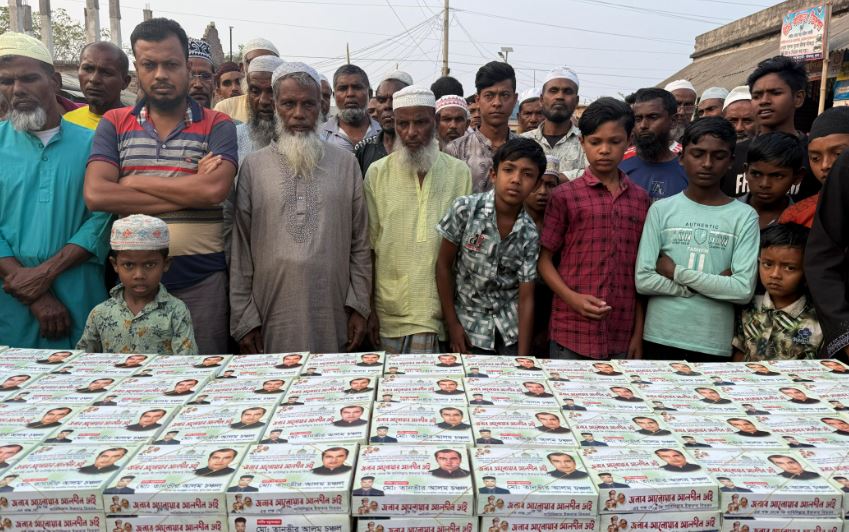 বাসস চেয়ারম্যানের উদ্যোগে ছিন্নমূল মানুষের মাঝে ইফতার সামগ্রী বিতরণ