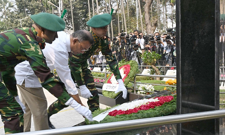 প্রধানমন্ত্রী তারেক রহমান বুধবার বনানীর সামরিক কবরস্থানে পুষ্পস্তবক অর্পণ  করেন। ছবি: প্রধানমন্ত্রীর অফিশিয়াল ফেসবুক