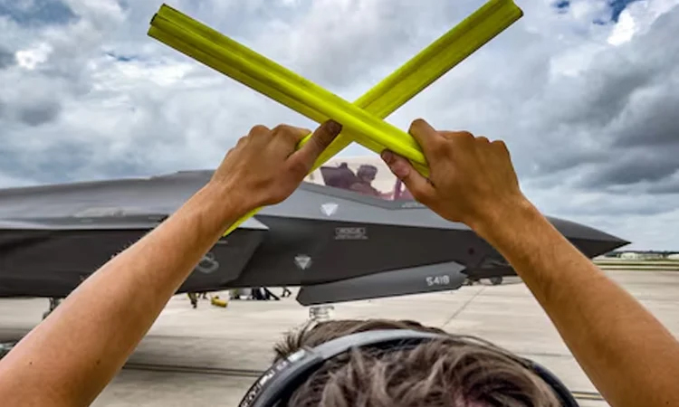 চীনা সামরিক বাহিনীকে প্রশিক্ষণ দেওয়ার অভিযোগে সাবেক মার্কিন বিমানবাহিনীর পাইলট গ্রেফতার