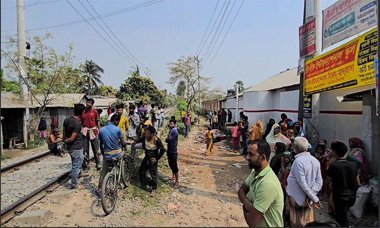 কুষ্টিয়ায় ট্রেনের নিচে পড়ে মোটরসাইকেল আরোহী নিহত