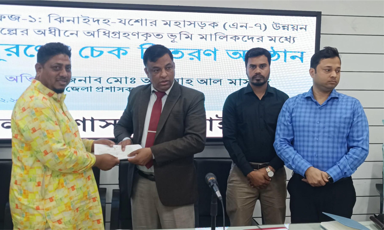 ঝিনাইদহে সড়ক অধিগ্রহণে ক্ষতিগ্রস্ত জমির মালিকদের চেক হস্তান্তর