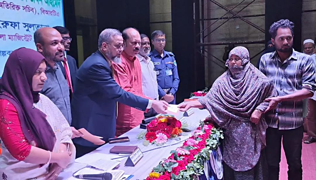 তিন জেলার সড়ক দুর্ঘটনায় আহত ও নিহতদের পরিবারের মধ্যে চেক প্রদান