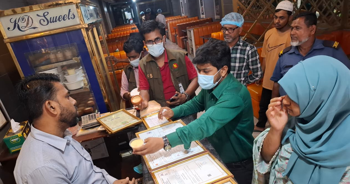 অস্বাস্থ্যকর পরিবেশে খাদ্যদ্রব্য তৈরি, চট্টগ্রামে ‘কাচ্চি ডাইন’কে ৩ লাখ টাকা জরিমানা