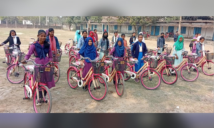 নীলফামারীতে ২৫ ছাত্রীর মাঝে বাইসাইকেল বিতরণ