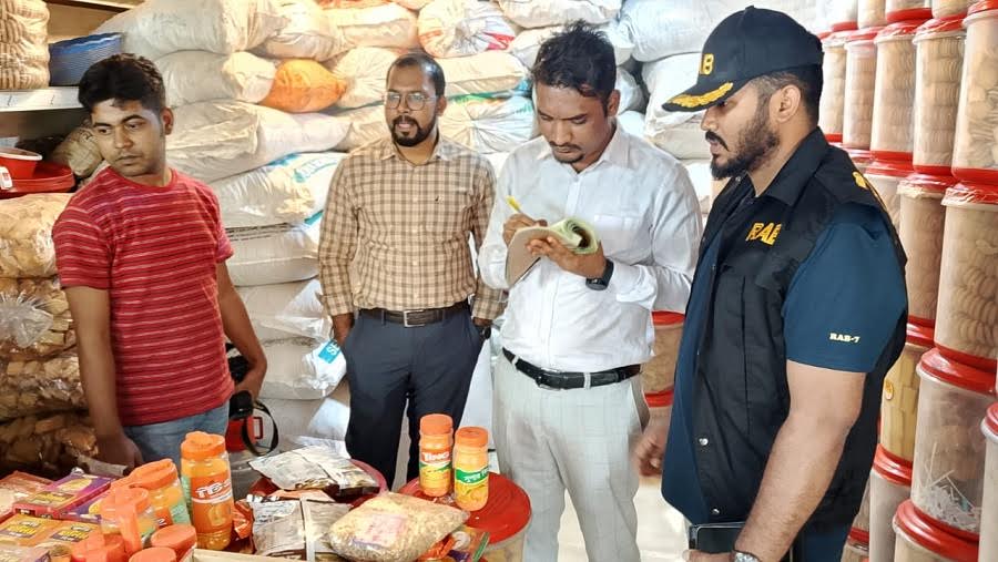 চট্টগ্রামে বিএসটিআই ও র‌্যাবের অভিযানে ৪ প্রতিষ্ঠানকে জরিমানা