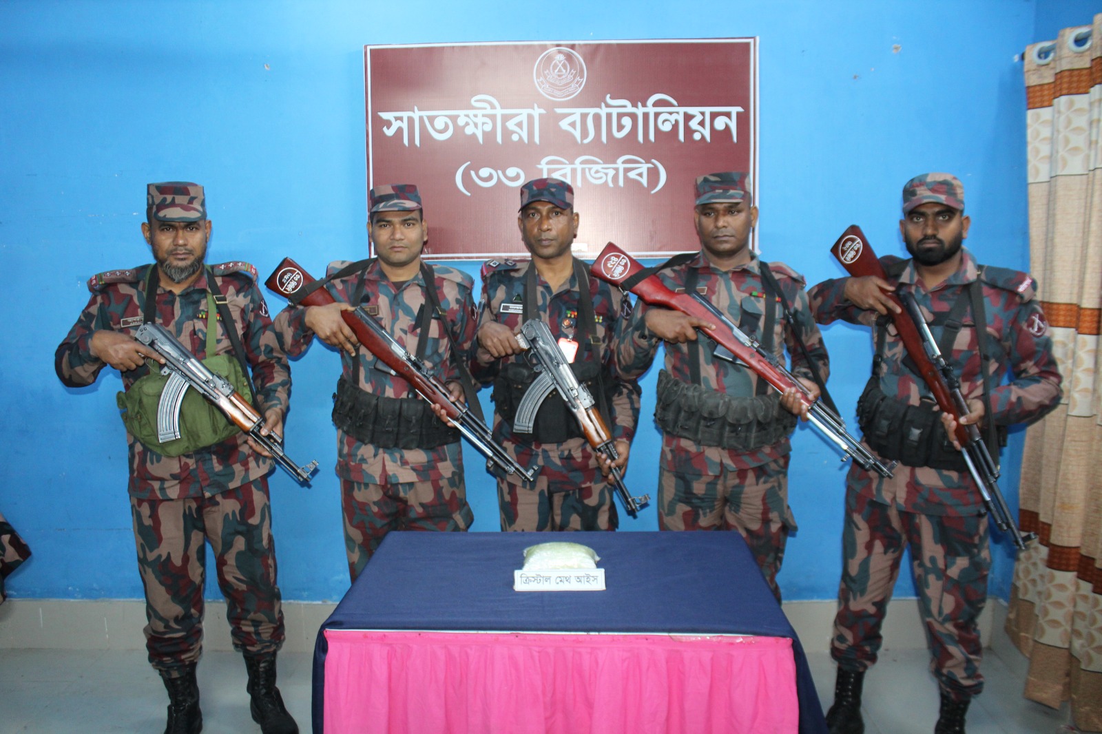 সাতক্ষীরায় ভারতীয় ক্রিষ্টাল মেথ আইস নামের মূল্যবান মাদক জব্দ