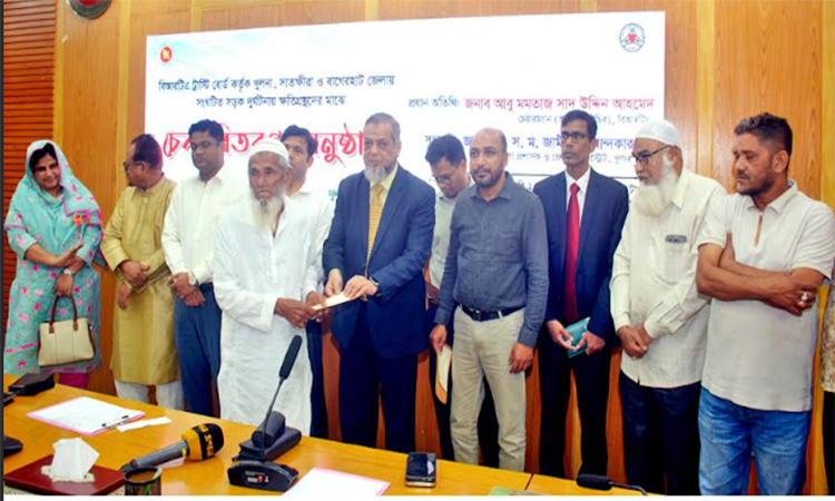 খুলনায় সড়ক দুর্ঘটনায় ক্ষতিগ্রস্তদের মাঝে চেক বিতরণ