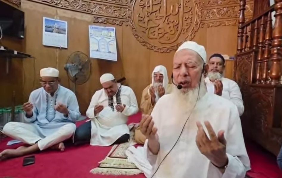 খুলনায় বেগম খালেদা জিয়ার রুহের মাগফিরাত কামনায় বিশেষ দোয়া