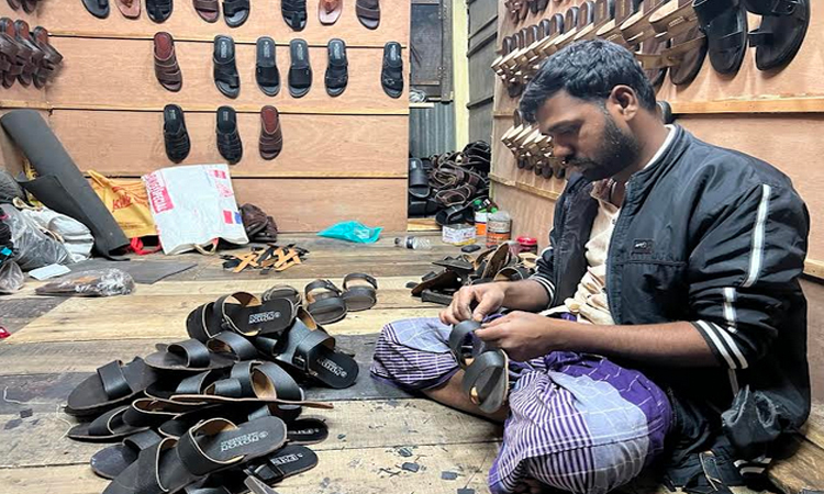 ঈদকে সামনে রেখে পটুয়াখালীর জুতার কারিগরদের কর্মব্যস্ততা বেড়েছে