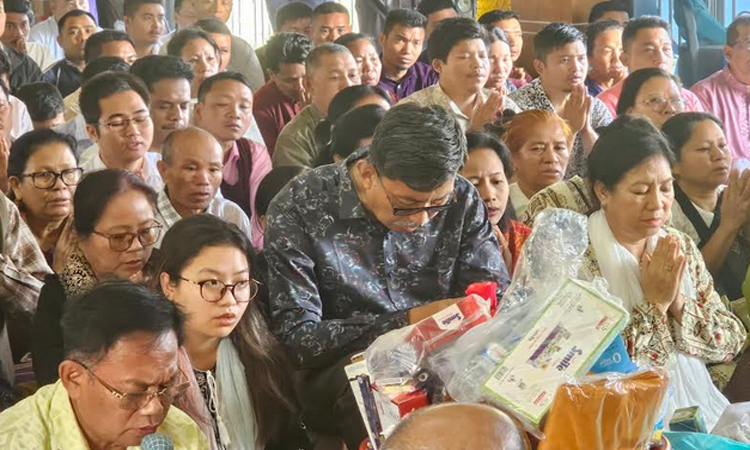 দেশ ও জাতির সমৃদ্ধি কামনায় রাজবন বিহারে পার্বত্য মন্ত্রীর প্রার্থনা