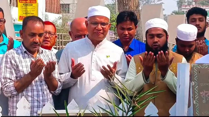 প্রধানমন্ত্রীর নানা-নানি ও খালার কবর জিয়ারত করলেন সমাজকল্যাণ মন্ত্রী