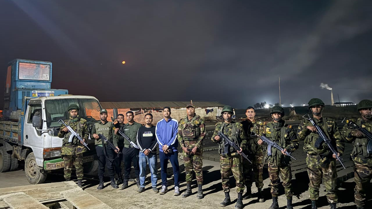 সাতকানিয়ায় মধ্যরাতের অভিযানে মাটি কাটার ৭টি এস্কেভেটর বিকল