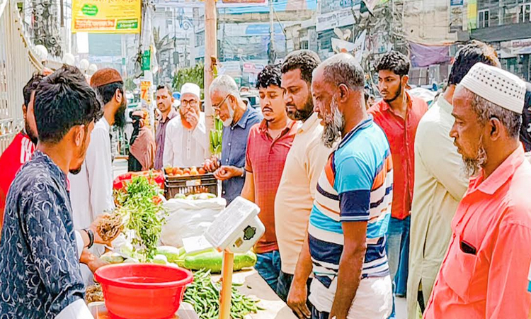 ফেনীতে ন্যায্য দামে পণ্য বিক্রি করছে ‘ফেনীয়ান’