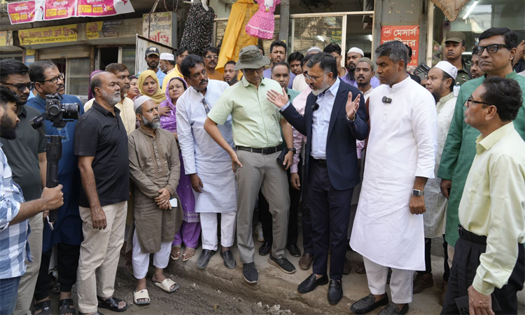 আশকোনা মেইন রোডের জলাবদ্ধতা দ্রুত নিরসনের নির্দেশ ডিএনসিসি প্রশাসকের
