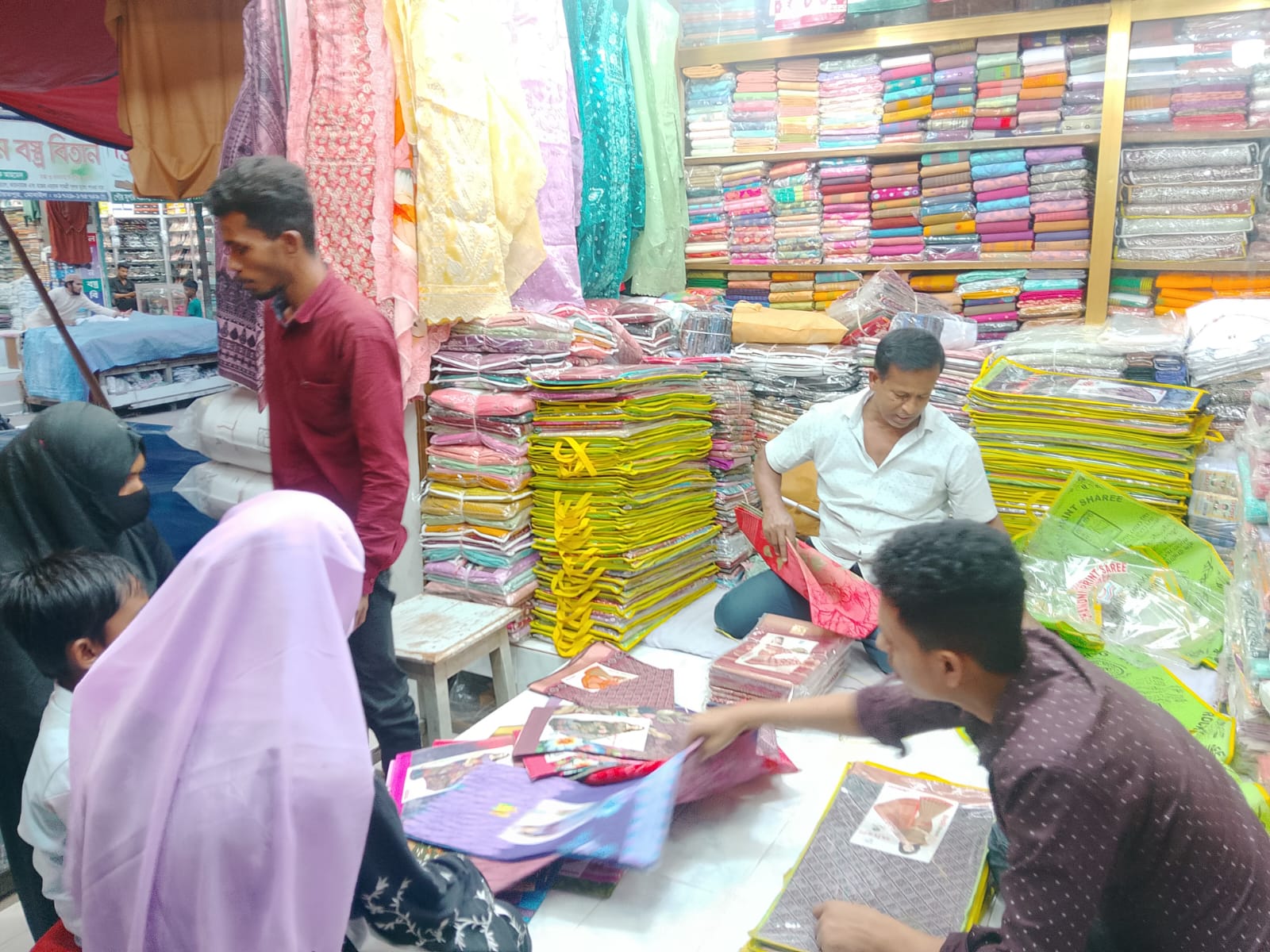 শরীয়তপুরে ঈদের বাজার জমে উঠছে