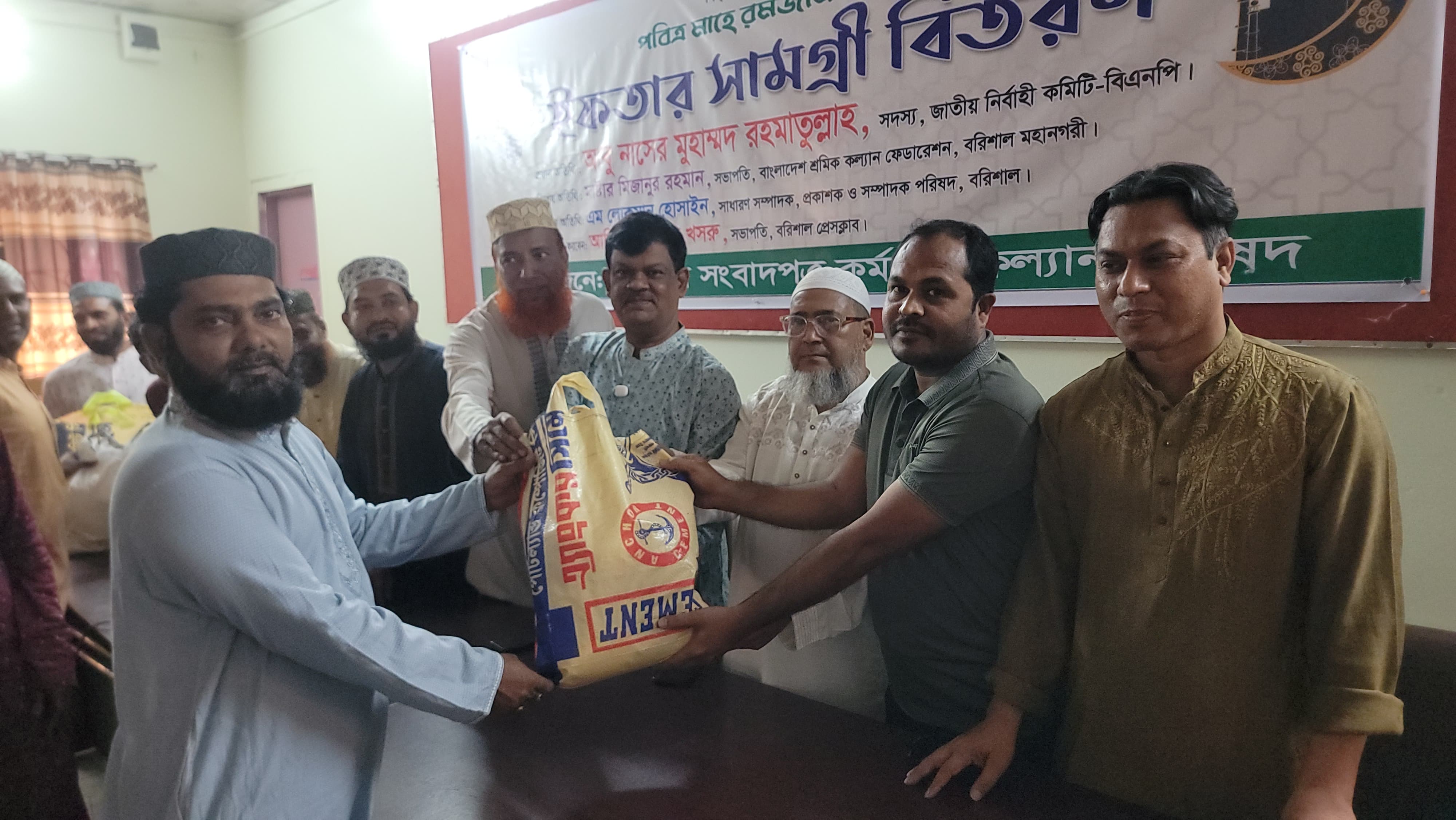 বরিশালে সংবাদপত্র কর্মচারীদের মাঝে ইফতার সামগ্রী বিতরণ