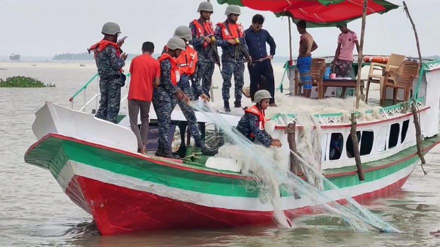 বরিশালে ইলিশ সংরক্ষণে অভয়াশ্রমে ২ মাসের নিষেধাজ্ঞা