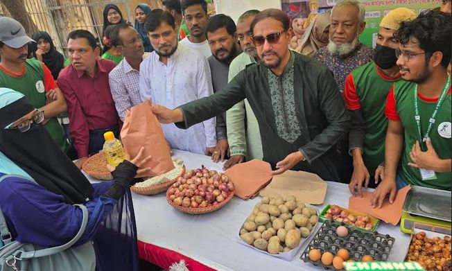 চট্টগ্রামে ব্যতিক্রমী উদ্যোগ : প্লাস্টিক জমা দিলেই মিলবে ‘রমজানের বাজার’