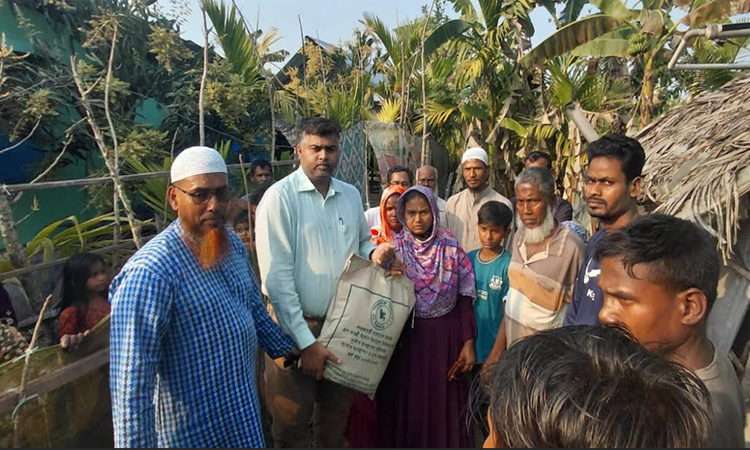 বাগেরহাটে গুচ্ছগ্রামে আগুন ; প্রশাসনের খাদ্য সহায়তা 