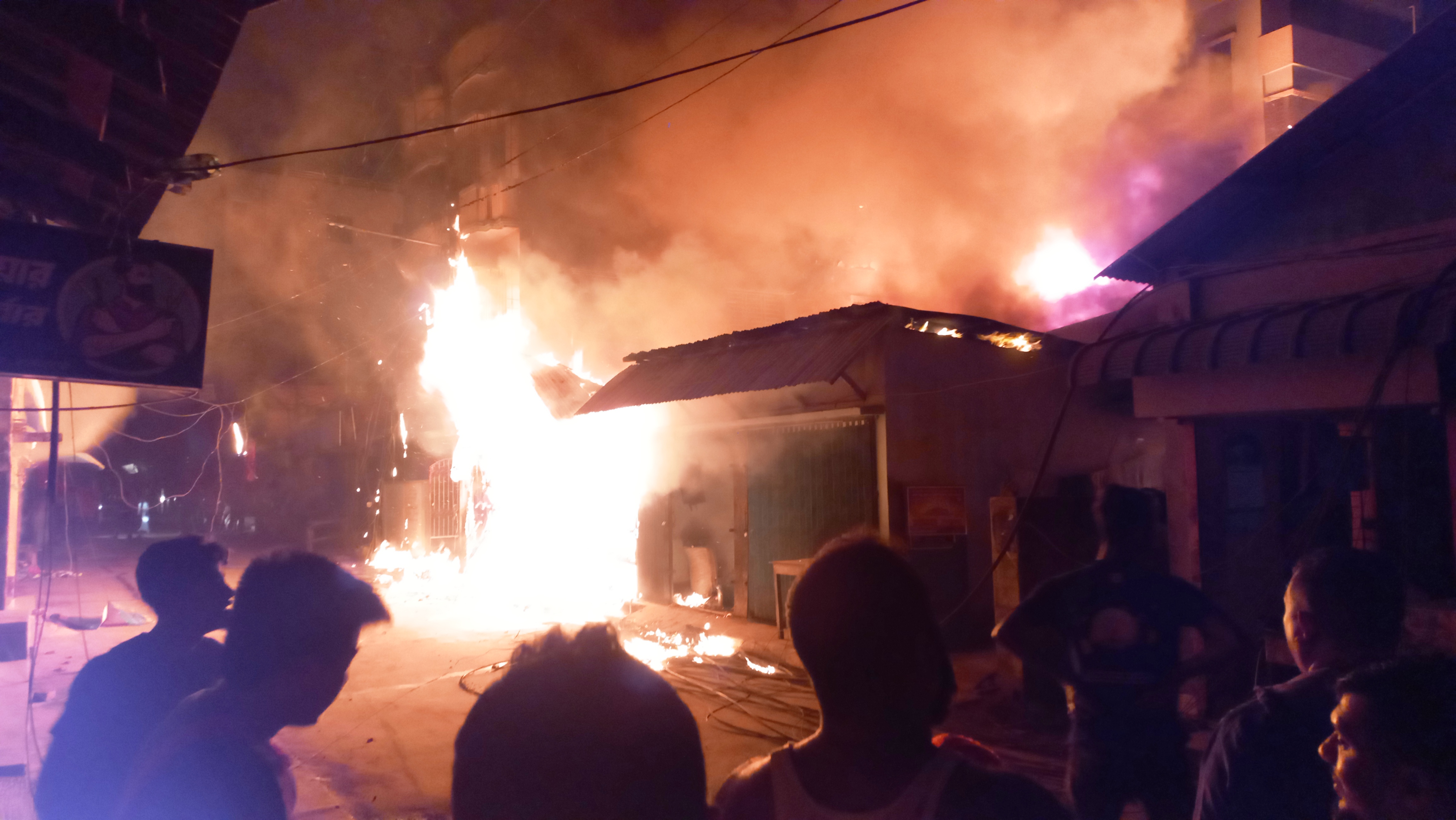 বান্দরবানে আগুনে বসতঘর ও রেস্তোঁরা পুড়ে ছাই