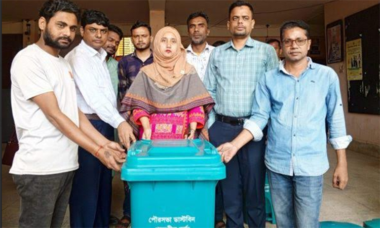 গাইবান্ধায় হোটেল-রেস্তোরাঁয় ডাস্টবিন বিতরণ