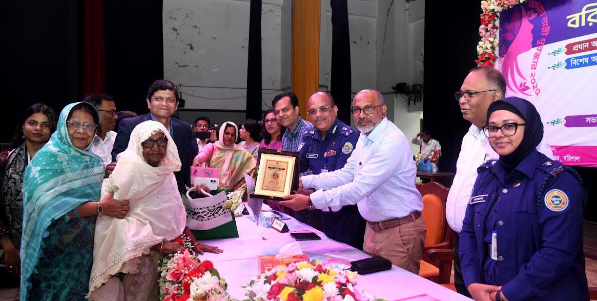 বরিশালে ২০ অদম্য নারীকে সংবর্ধনা