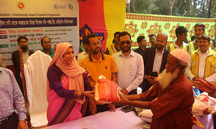 বরগুনায় রিং বেড়িবাঁধ উদ্বোধন ও ইফতার সামগ্রী বিতরণ