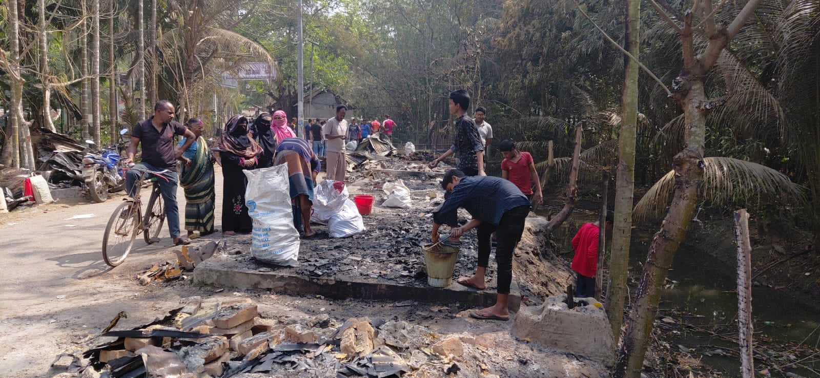 বাগেরহাটে আগুনে ৮ দোকান ভস্মীভূত