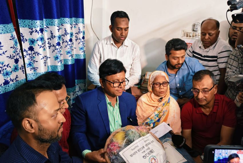 ধানের শীষে ভোট দিতে চাওয়া অসুস্থ বৃদ্ধার পাশে দাঁড়ালেন প্রধানমন্ত্রী