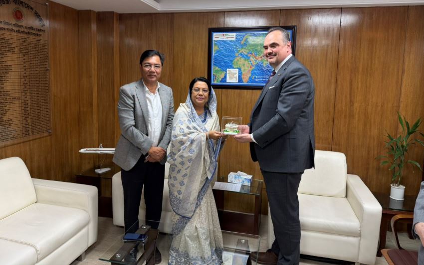 মধ্যপ্রাচ্যে ফ্লাইট বিপর্যয়ে অপতথ্য এড়াতে যাত্রীদের সতর্ক থাকার আহ্বান বিমান ও পর্যটন মন্ত্রীর