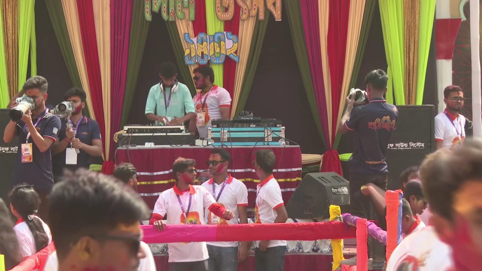 বরিশালে দোল উৎসব উদযাপিত