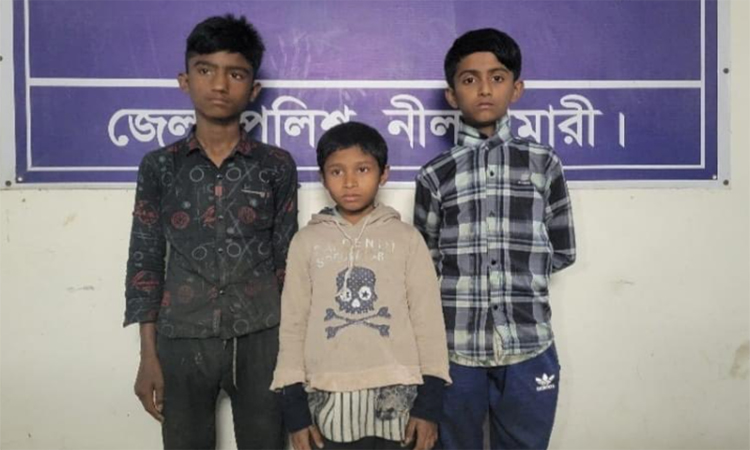 নীলফামারীর চিলাহাটি সীমান্তে ৩ শিশু আটক