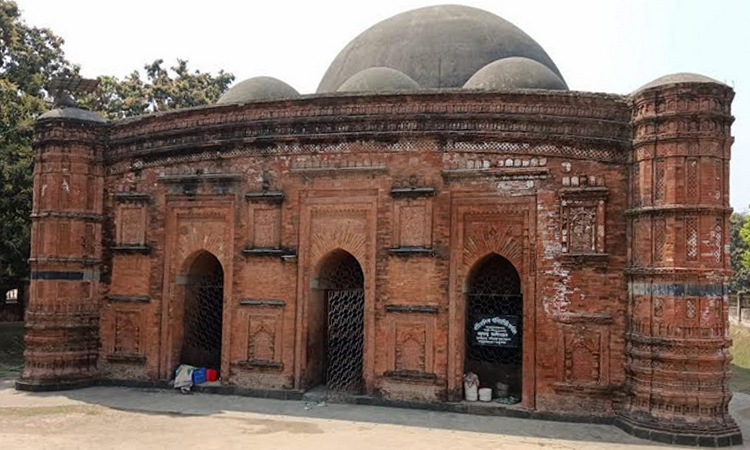 ৫০০ বছরের সাক্ষী চাঁপাইনবাবগঞ্জের খনিয়াদিঘি মসজিদ