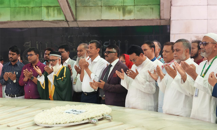 জিয়াউর রহমান ও খালেদা জিয়ার সমাধিতে হুইপদের শ্রদ্ধা