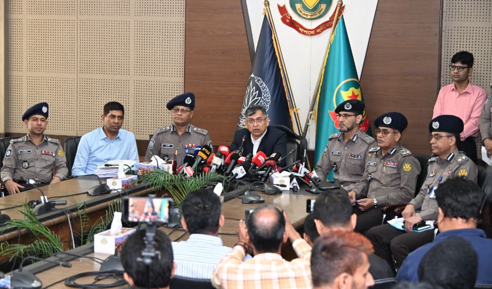পুলিশ বাহিনীকে চেইন অব কমান্ড বজায় রেখে কাজ করার নির্দেশ স্বরাষ্ট্রমন্ত্রীর