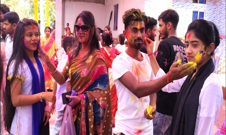 বাগেরহাটে দোল উৎসবে লক্ষাধিক ভক্তের মিলনমেলা 