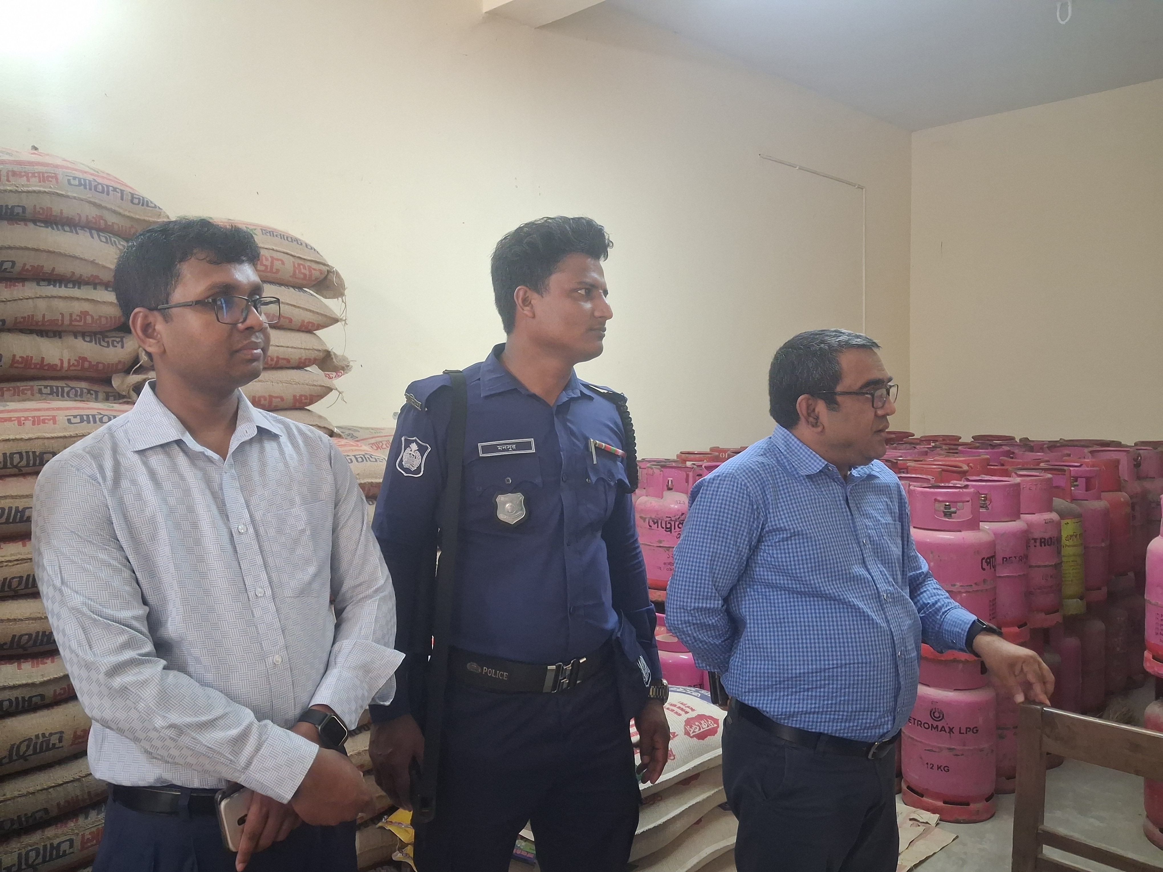 চুয়াডাঙ্গায় অপরিচ্ছন্ন পরিবেশে খাদ্য তৈরি, ৪ দোকানিকে জরিমানা