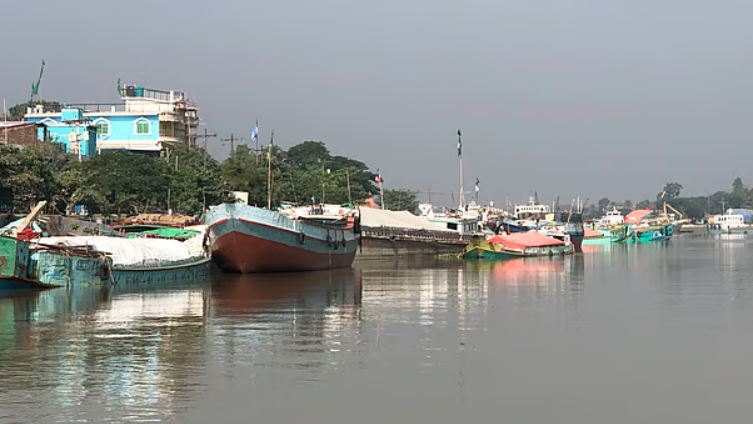 নওয়াপাড়া নদীবন্দরে লাইটার জাহাজকে ‘ভাসমান গুদাম’ হিসেবে ব্যবহার প্রতিরোধে অভিযান 