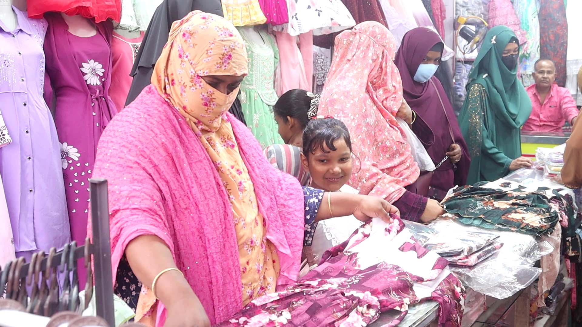 নওগাঁয় জমে উঠেছে ঈদের মার্কেট