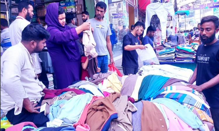 রংপুরে ফুটপাতের দোকানে জমে উঠেছে ঈদের কেনাকাটা