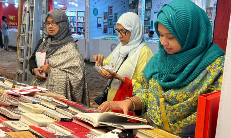 অমর একুশে বইমেলার ৮ম দিনে নতুন বই এসেছে জমা ৯২টি